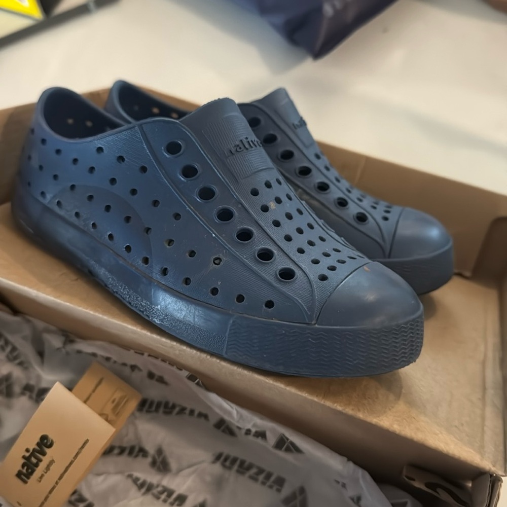 Little boys native shoes 11c in good condition